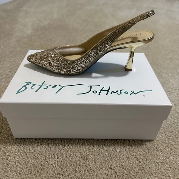 Betsey Johnson Lt Gold heels - Picture 1 of 3